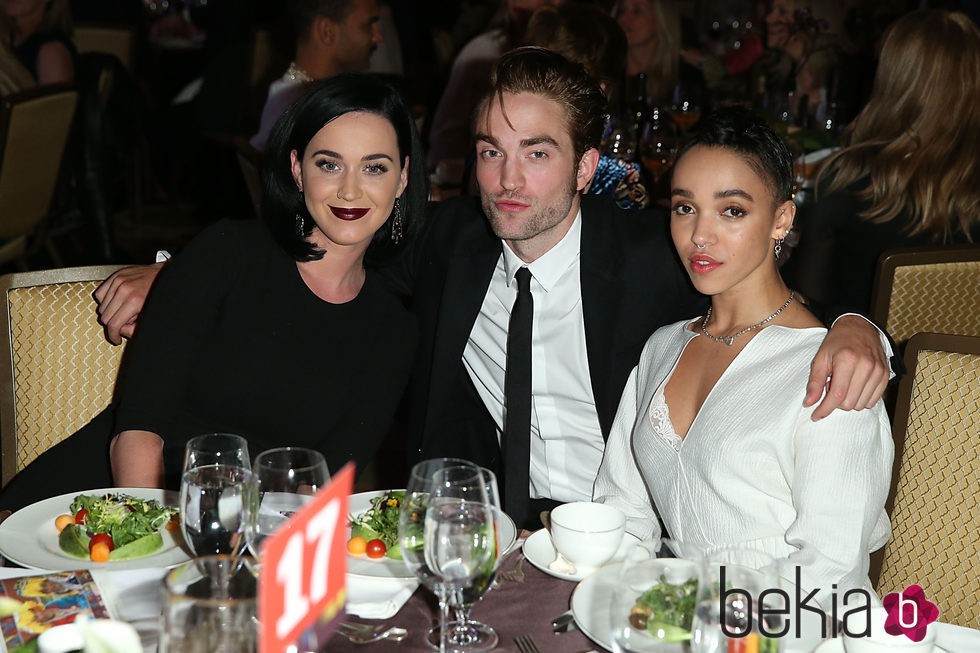 Katy Perry junto a Robert Pattinson y la cantante FKA twigs en la gala GO Campaign 2015