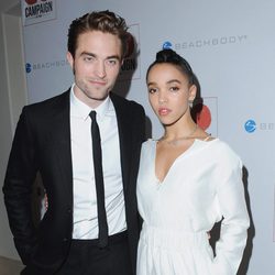 Robert Pattinson y su novia FKA twigs en la gala GO Campaign 2015