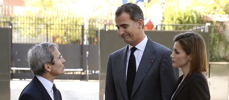 Los Reyes Felipe y Letizia transmiten sus condolencias al embajador francés en España