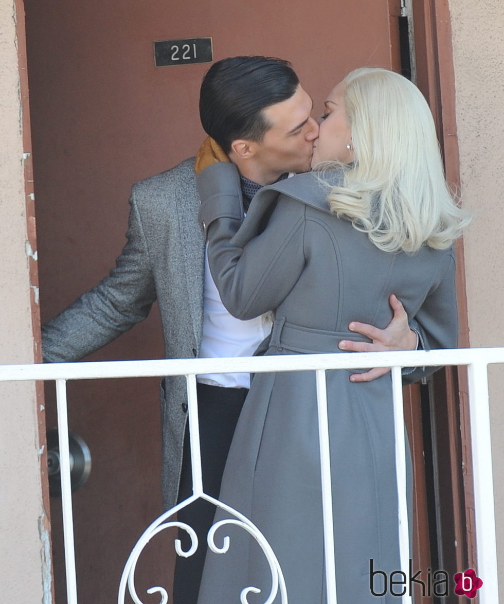 Lady Gaga y Finn Wittrock, beso apasionado en el rodaje de 'American Horror Story: Hotel'