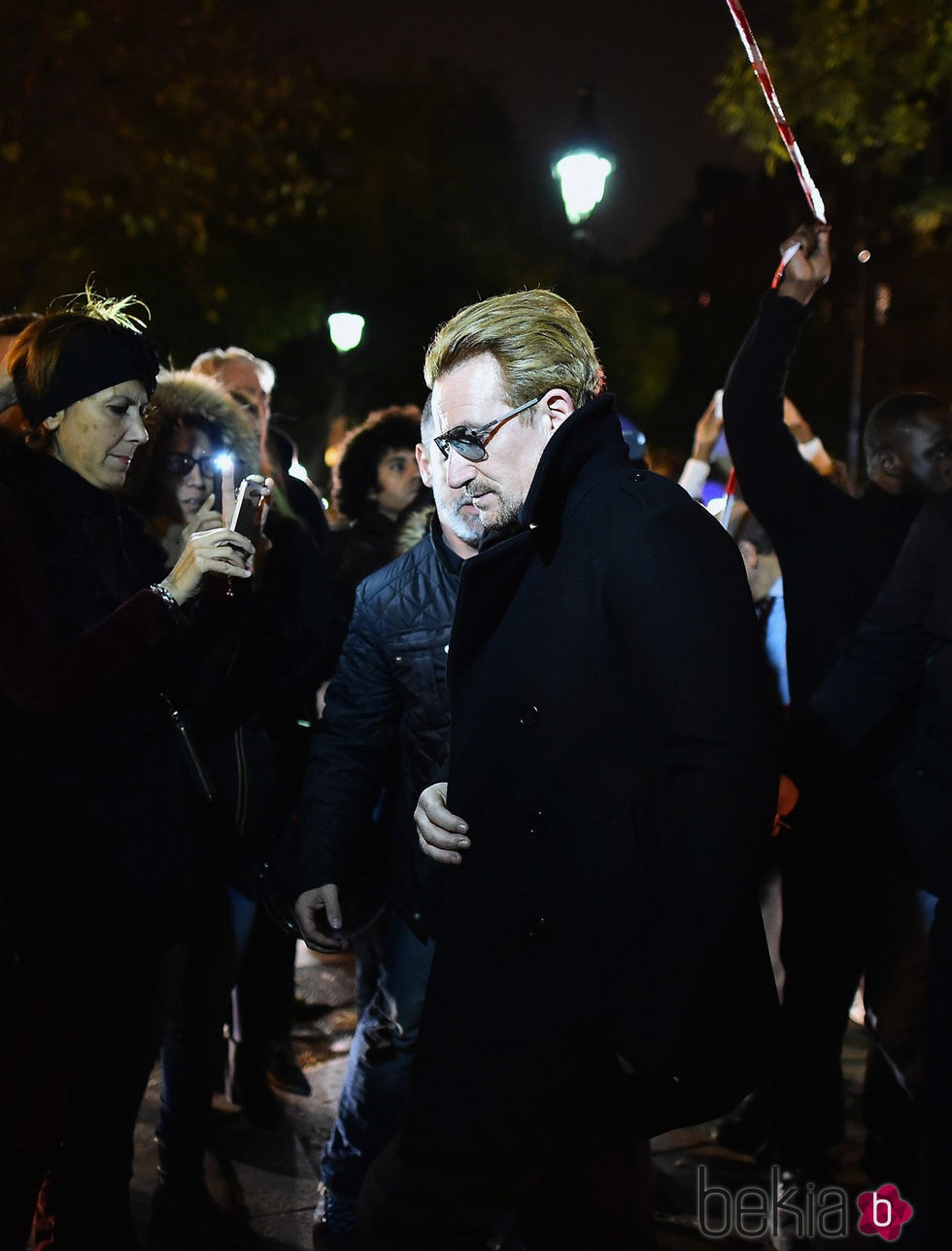 Bono rinde homenaje a las víctimas del atentado terrorista de la Sala Bataclán de París