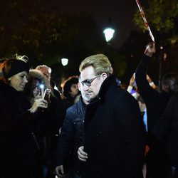 Bono rinde homenaje a las víctimas del atentado terrorista de la Sala Bataclán de París