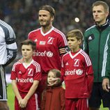 David Beckham junto a sus hijos Romeo, Cruz y Harper antes de comenzar el encuentro solidario
