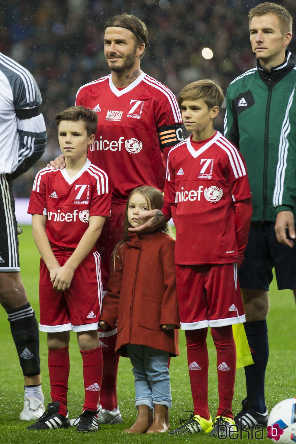 David Beckham junto a sus hijos Romeo, Cruz y Harper antes de comenzar el encuentro solidario