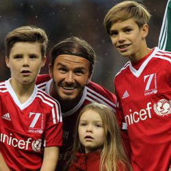 David Beckham con Romeo, Cruz y Harper Seven muy sonrientes antes del encuentro solidario