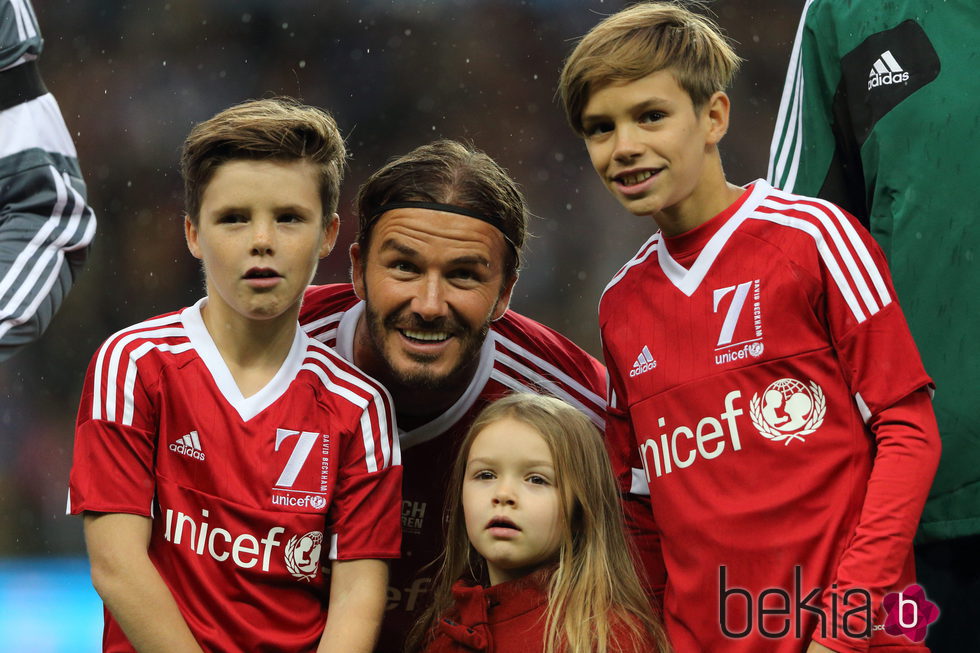 David Beckham con Romeo, Cruz y Harper Seven muy sonrientes antes del encuentro solidario