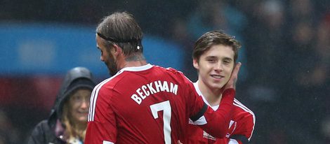 Brooklyn Beckham sustituye a David Beckham en un encuentro benéfico con el Manchester