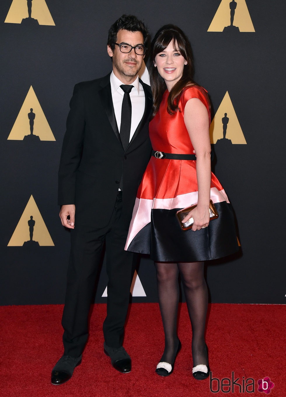Jacob Pechenik y Zoey Deschanel en los Governors Awards 2015