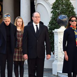 Alberto y Charlene de Mónaco, Carolina de Mónaco y Alexandra de Hannover recuerdan a las víctimas de los atentados de París
