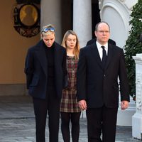 Alberto y Charlene de Mónaco, Carolina de Mónaco y Alexandra de Hannover recuerdan a las víctimas de los atentados de París