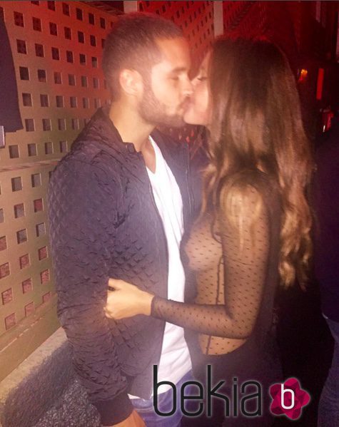 Malena Costa y Mario Suárez se funden en un romántico beso