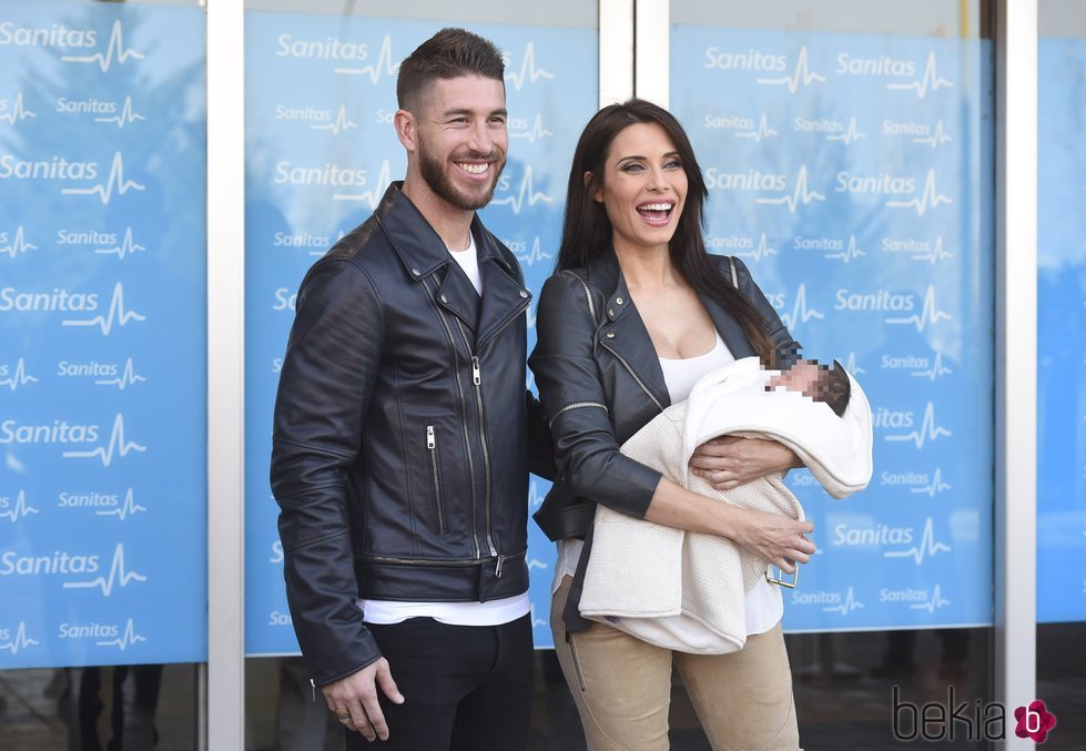 Sergio Ramos y Pilar Rubio presentan a su hijo Marco muy sonrientes