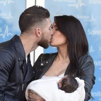 Sergio Ramos y Pilar Rubio se besan en la presentación de su hijo Marco