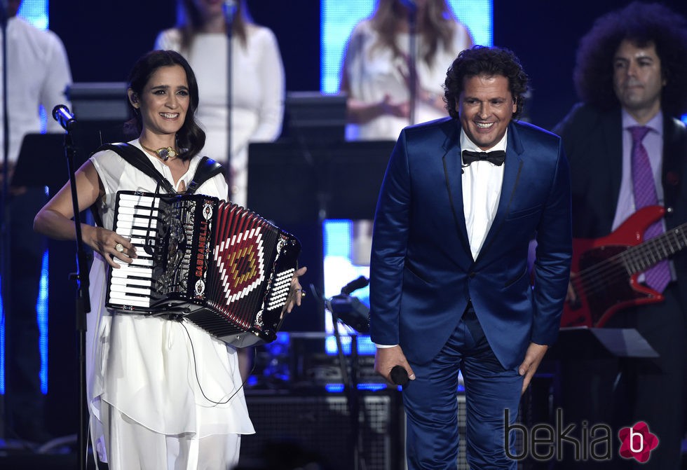 Julieta Venegas y Carlos Vives en la gala Persona del Año 2015