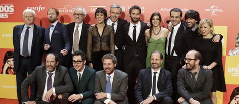El equipo artístico de 'Ocho Apellidos Catalanes' en la premiere de Madrid junto a Paolo Vasile