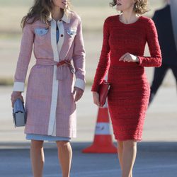 Rania de Jordania y la Reina Letizia charlan en aeropuerto de Madrid