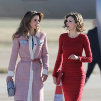 Rania de Jordania y la Reina Letizia charlan en aeropuerto de Madrid