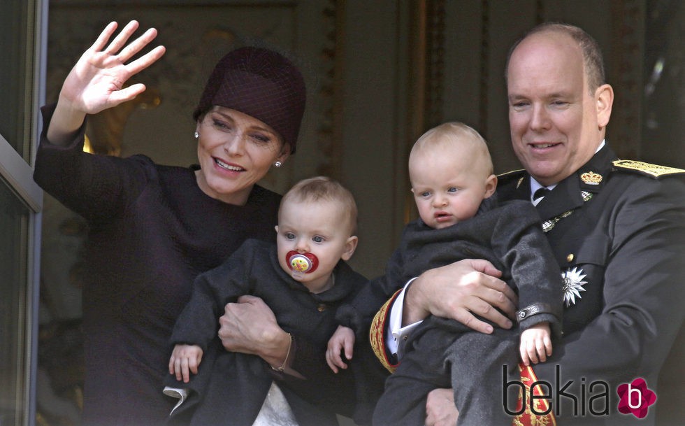 Alberto y Charlene de Mónaco con sus hijos Jacques y Gabriella en el Día Nacional de Mónaco 2015