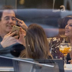 Terelu Campos y su ex Carlos compartiendo mesa en un restaurante