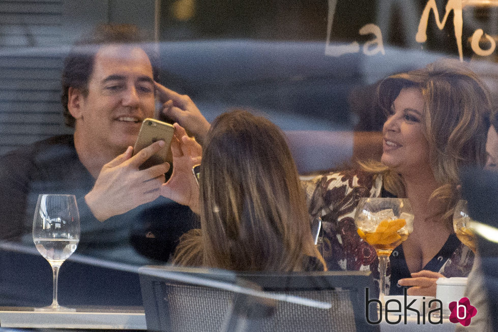 Terelu Campos y su ex Carlos compartiendo mesa en un restaurante