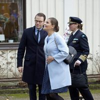 Victoria y Daniel de Suecia visitan un hospital en Karlstad