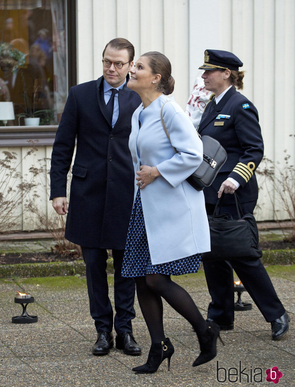 Victoria y Daniel de Suecia visitan un hospital en Karlstad