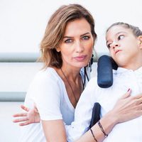 Nieves Álvarez posa junto a un niño con discapacidad para el calendario solidario del Hospital San Rafael 2016