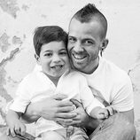 David Muñoz posa junto a un niño con discapacidad para el calendario del Hospital San Rafael 2016