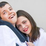 Macarena Gómez posa junto a un niño con discapacidad para el calendario del Hospital San Rafael 2016