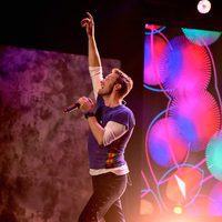 Chris Martin en su actuación en los American Music Awards 2015