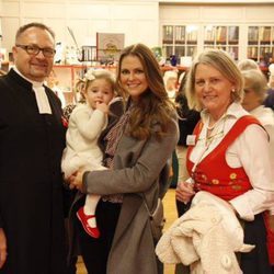 Las Princesas Magdalena y Leonor de Suecia en un rastrillo de Navidad en Londres