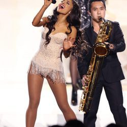 Ariana Grande durante su actuación en los American Music Awards 2015