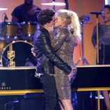 Meghan Trainor y Charlie Purth se besan en los American Music Awards 2015
