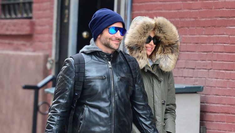 Irina Shayk y Bradley Cooper paseando cogidos de la mano por Nueva York