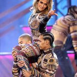 Jennifer Lopez durante su actuación en los American Music Awards 2015