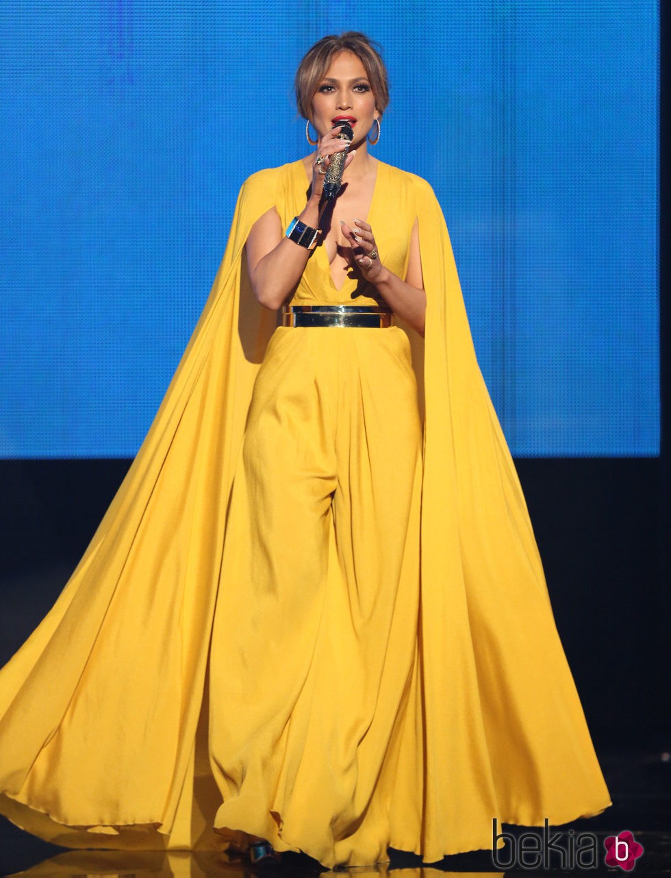 Jennifer Lopez con un vestido amarillo en los American Music Awards 2015