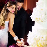 Sofía Vergara y Joe Manganiello cortando la llamativa tarta nupcial el día de su boda