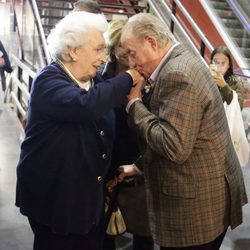 El Rey Juan Carlos besa a la Infanta Pilar en el Rastrillo 2015