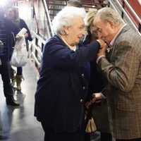 El Rey Juan Carlos besa a la Infanta Pilar en el Rastrillo 2015