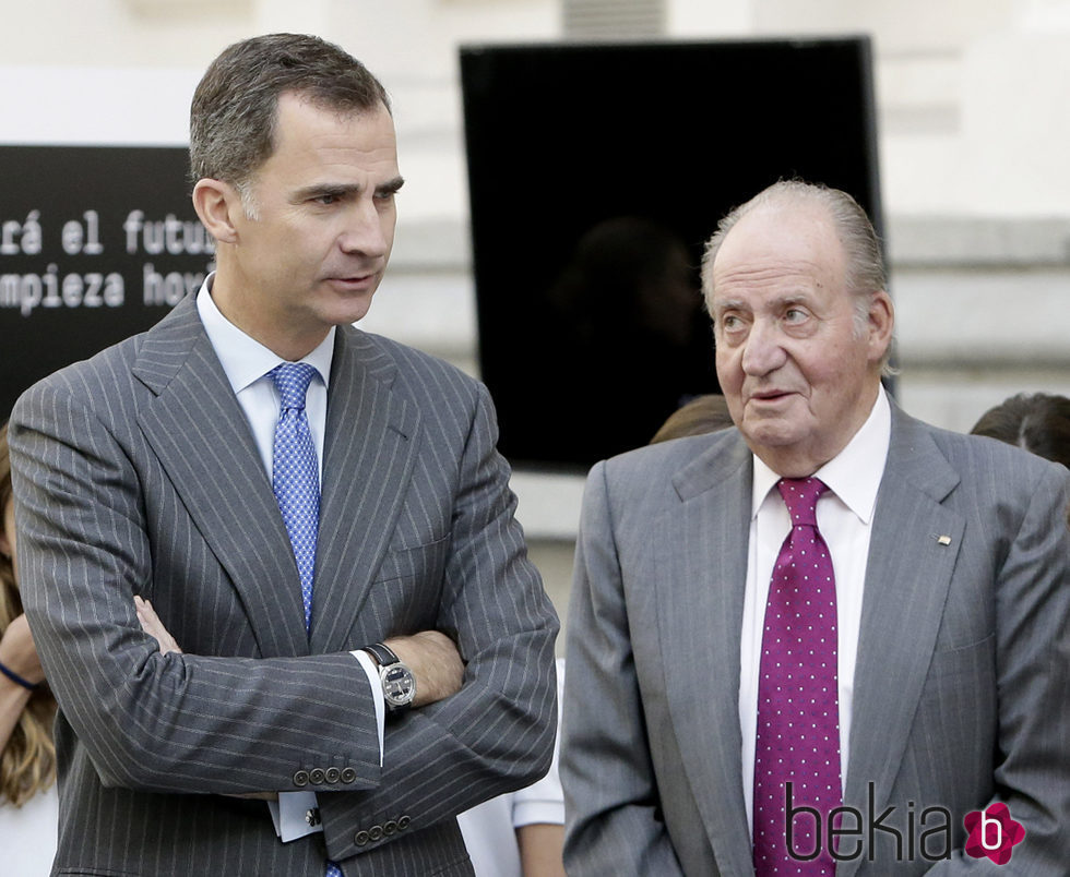 El Rey Felipe y el Rey Juan Carlos en un acto de Cotec