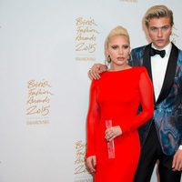 Lady Gaga y Lucky Blue con el galardón de los British Fashion Awards 2015