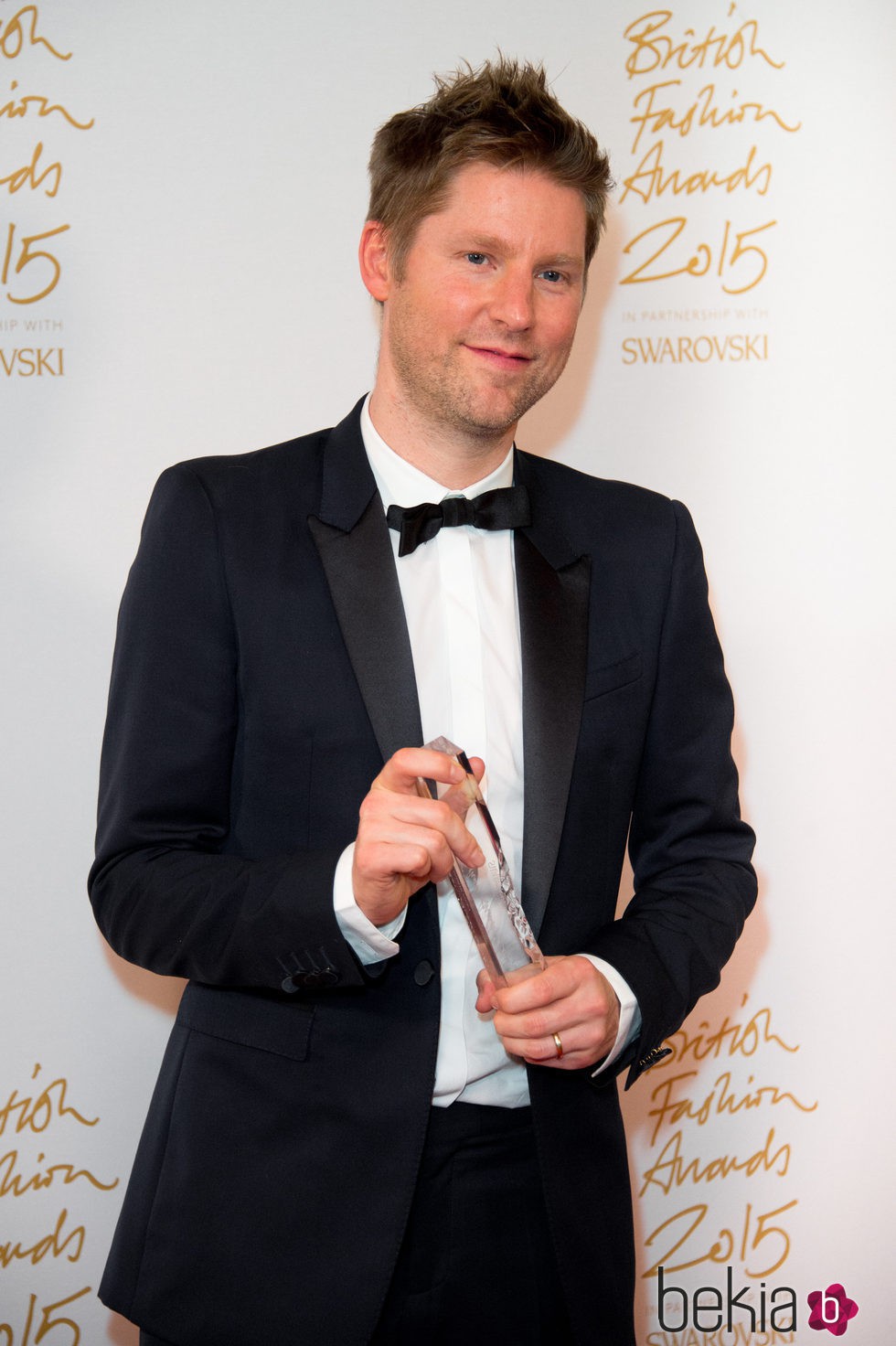 Christopher Bailey con su galardón en los British Fashion Awards 2015