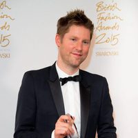 Christopher Bailey con su galardón en los British Fashion Awards 2015