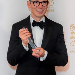 Erdem con su galardón en los British Fashion Awards 2015