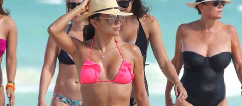 Eva Longoria pasa un día de playa en Miami con sus amigas