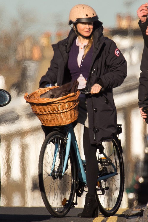 Renée Zellweger rodando una escena de 'Bridget Jones' montando en bicicleta