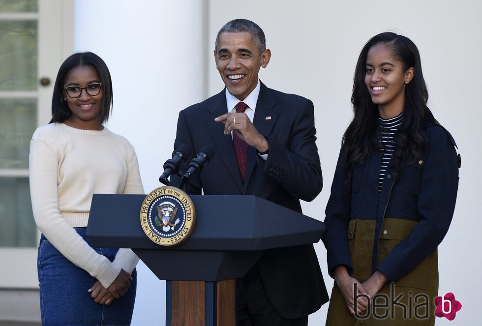 Barack Obama junto a sus hijas Sasha y Malia en el indulto a un pavo