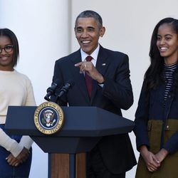 Barack Obama junto a sus hijas Sasha y Malia en el indulto a un pavo