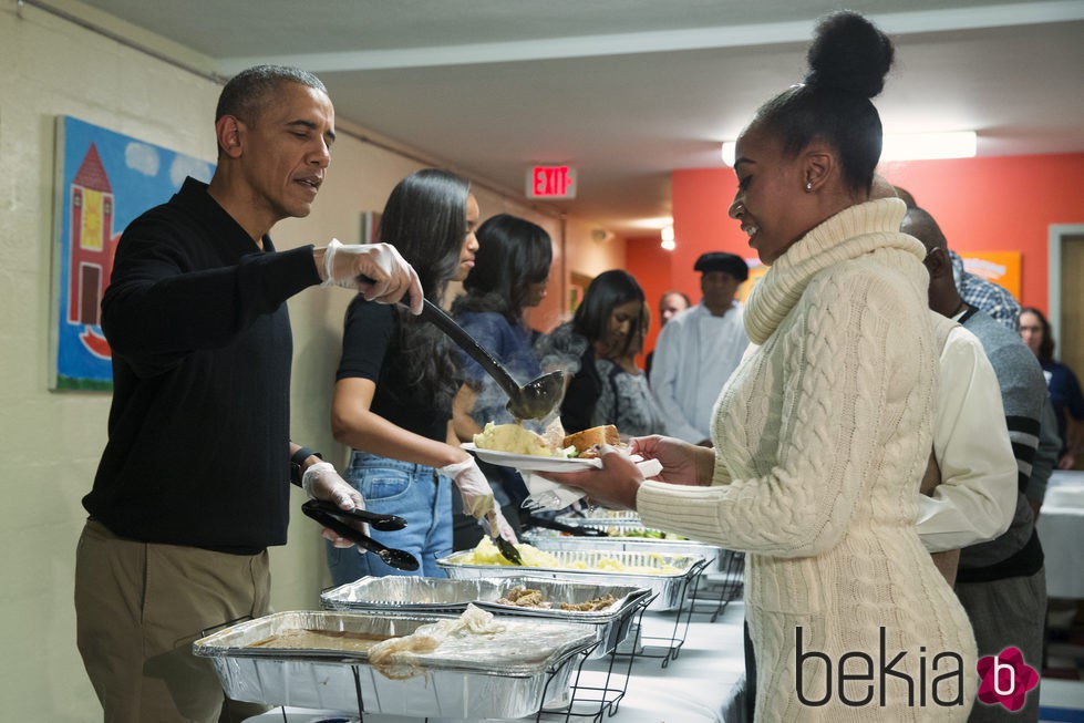 Barack Obama y su familia colaboran en un comedor social por el día de Acción de Gracias