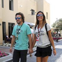 Fernando Alonso y Lara Álvarez paseando su amor por Abu Dhabi